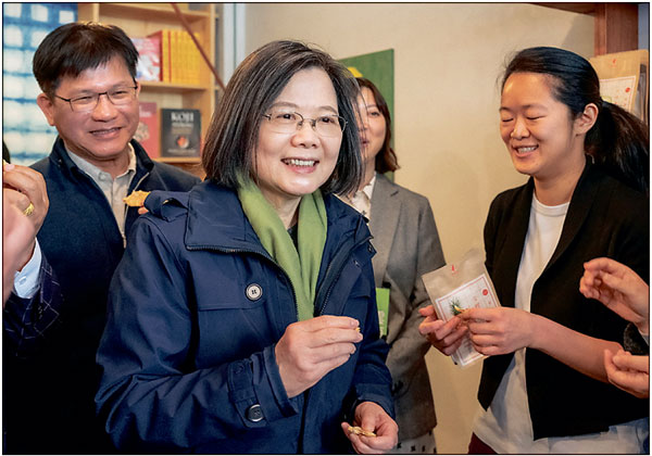 ‘미국 경유’ 대만 총통, 미 민주당 하원 원내대표와 만나