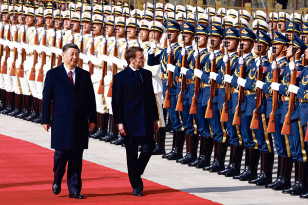 시진핑 만난 마크롱 “중국과 상업적 관계 분리할 수 없어”