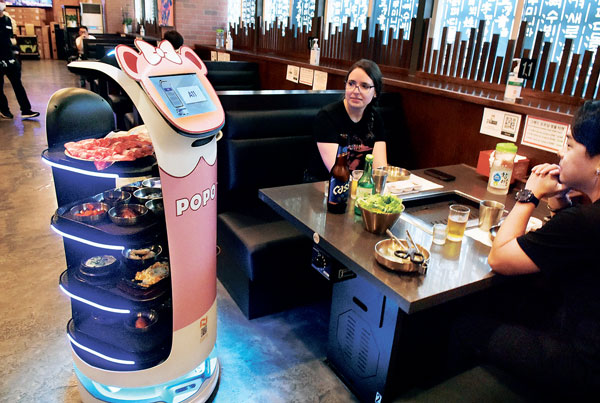 “어라, 타운 식당서도 로봇이 음식을 갖다 주네”