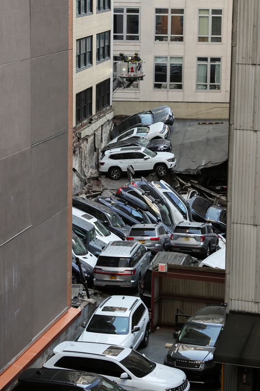 뉴욕 주차장 부분 붕괴로 1명 사망…매몰 가능성도