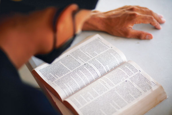 ‘성경 읽는 사람’ 읽지 않는 사람보다 더 희망적 삶