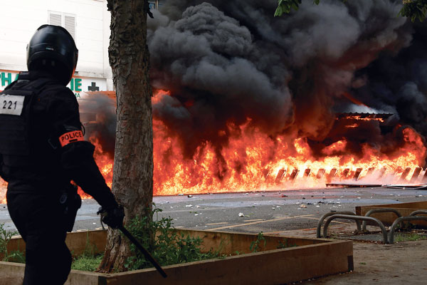 노동절 시위… 불타는 파리
