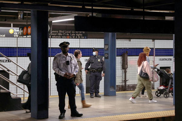 뉴욕 지하철서 고성 지르던 흑인 정신질환자 백인 헤드록에 사망