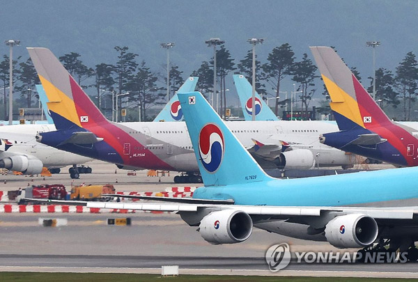 “법무부, 대한항공의 아시아나항공 인수 막기 위해 소송 검토”
