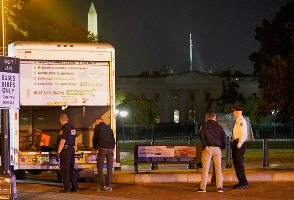 백악관 근처 보안장벽에 트럭 충돌… “고의 충돌 가능성 있어”