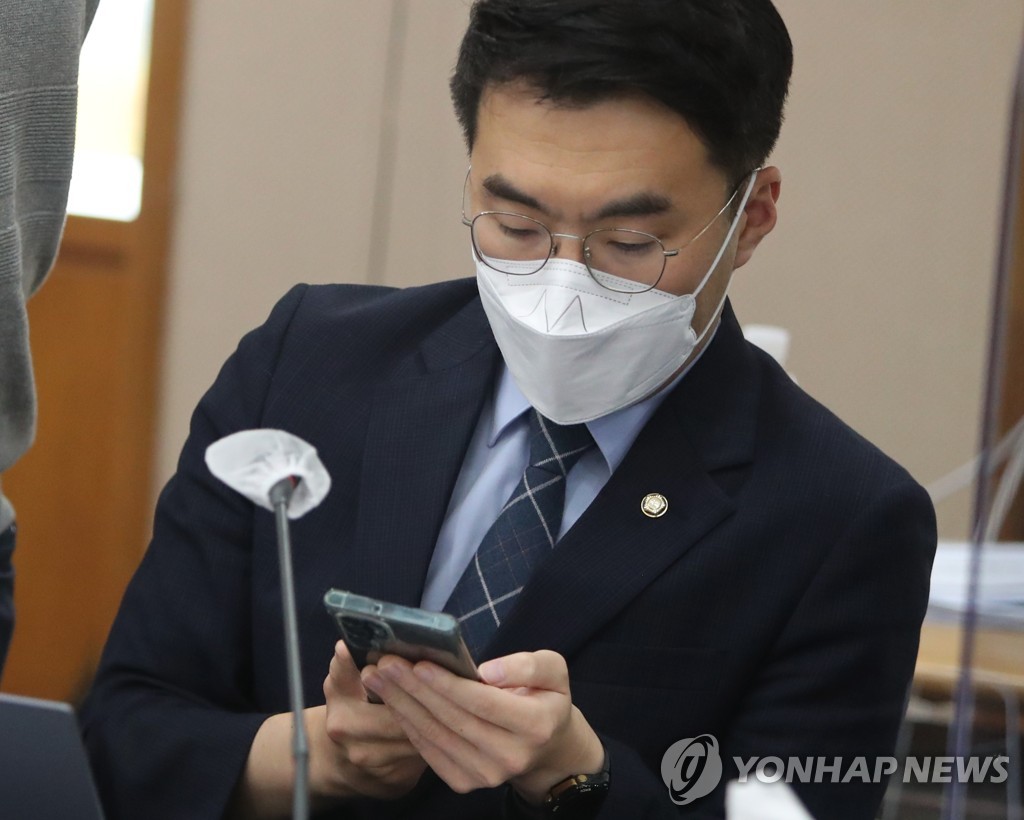 ‘김남국 방지법’ 만장일치 국회통과…의원 코인 재산신고 의무화