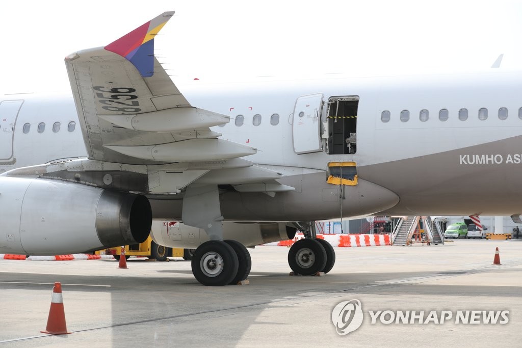 “비행기 폭발하는 줄”…250ｍ 상공서 항공기 문열리며 아수라장