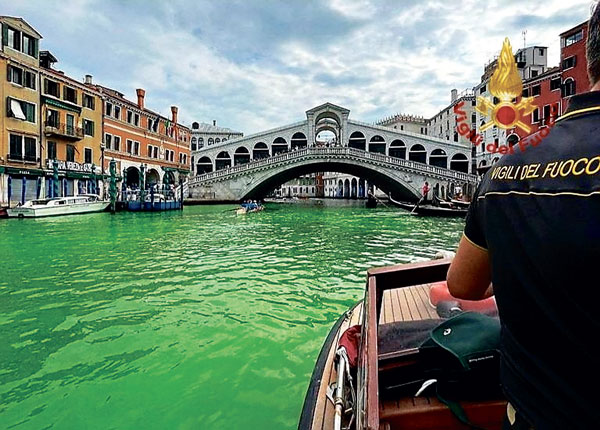 녹색으로 물든 이탈리아 베네치아 운하