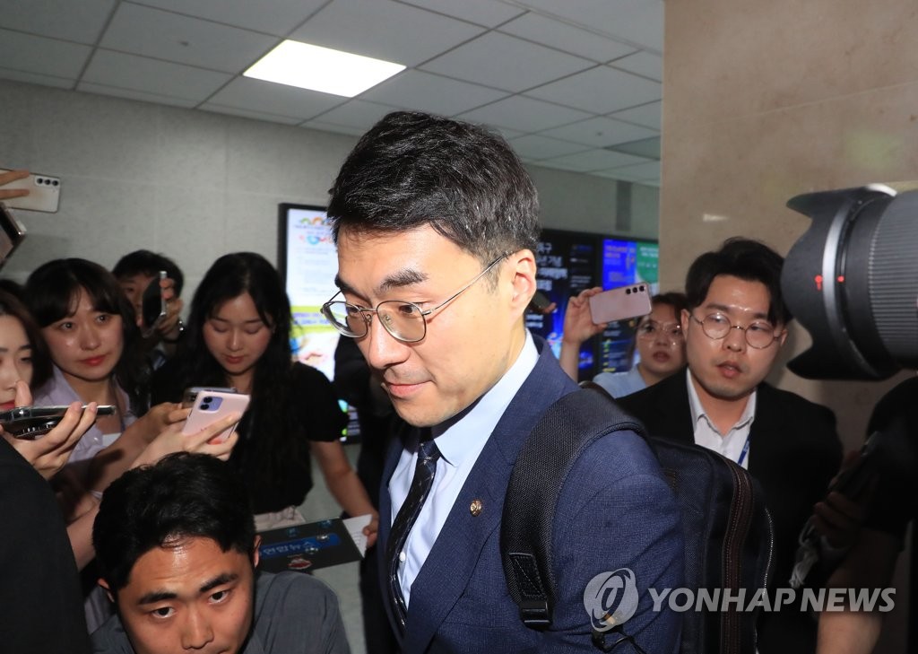 탈당 17일만에 국회 모습드러낸 김남국… ‘거취·징계’ 갑론을박