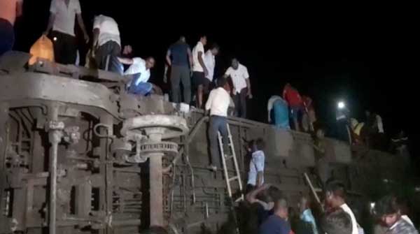 印 여객열차 탈선 후 맞은편 열차와 충돌… “사망자 최소 207명”