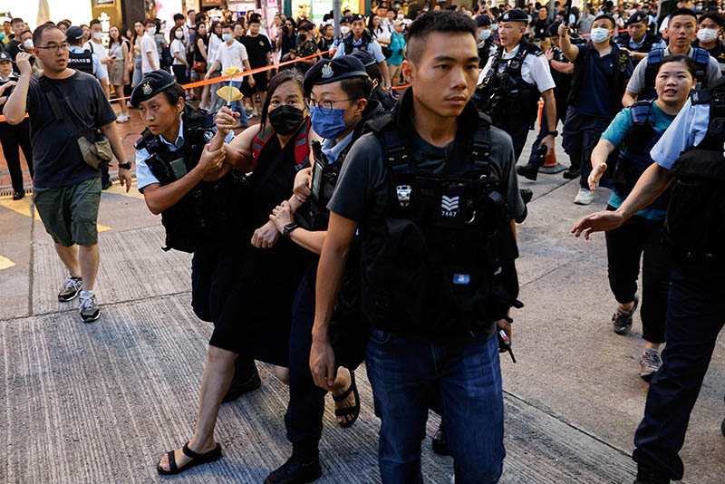 “촛불을 들자!” 톈안먼 34주년에 홍콩서 체포·연행 잇달아