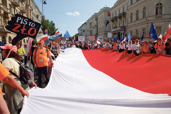“민주주의 역행” 폴란드 50만명 거리로