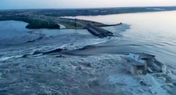 우크라댐 의문의 폭파···원전·민간인 피해 ‘경보음’