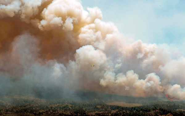‘사상 최악 산불 피해’ 캐나다에 외국 지원 이어져