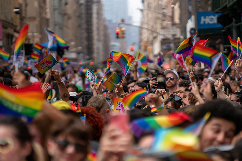 뉴욕 맨해튼서 성소수자 7만명 행진… ‘보수의 반격’에 항의