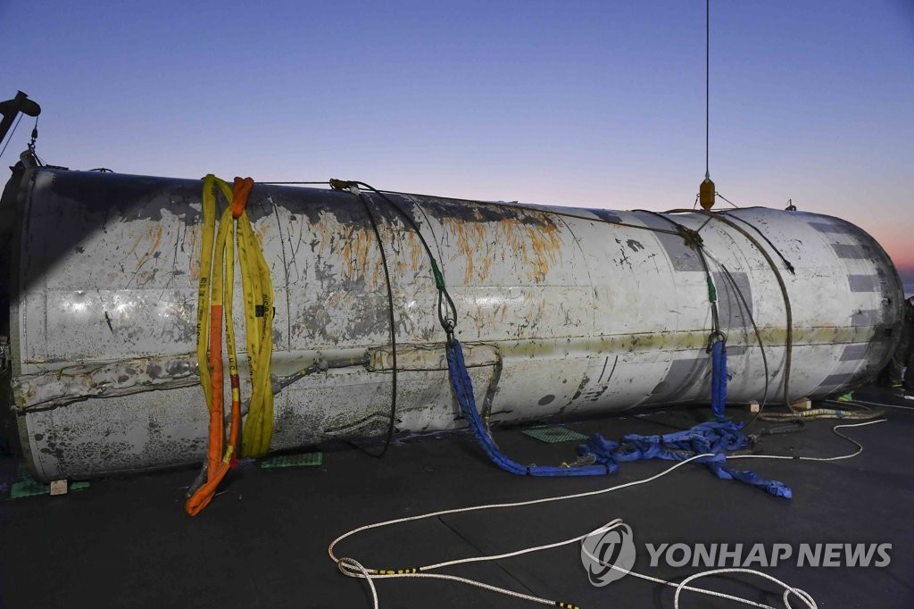 한국 군, 北위성체 광학카메라 등 부품 수거한듯…인양 잔해물 ‘쉬쉬’