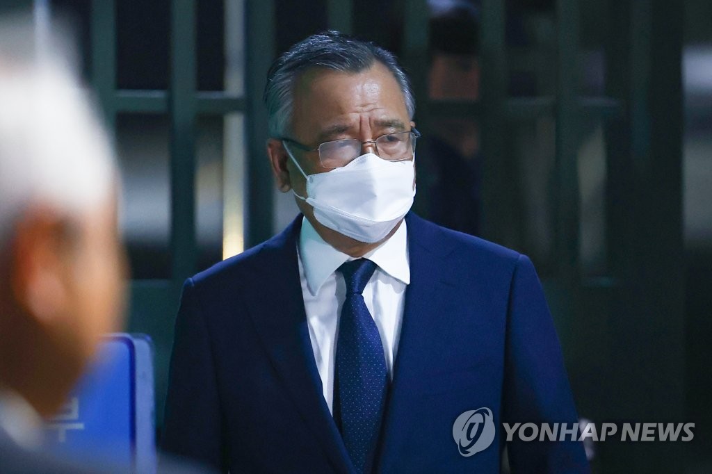 검찰, 박영수 측근 불러 보강수사… ‘구속영장 재청구’ 무게