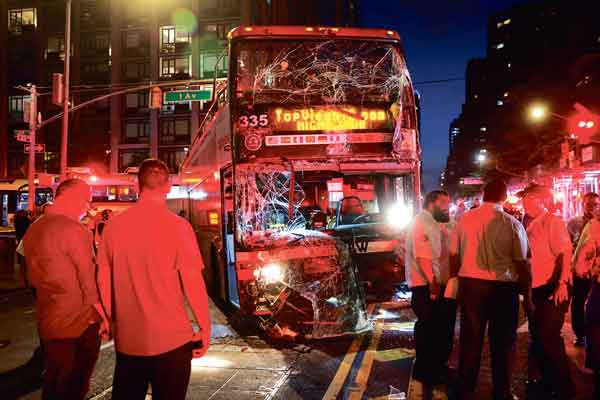 뉴욕 맨해턴서 2층 관광버스 추돌 70여명 부상