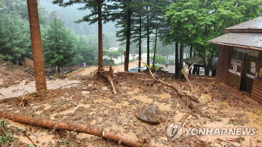 한국, 이틀째 이어진 장대비… ‘토사 매몰’ 2명 심정지 등 피해 속출