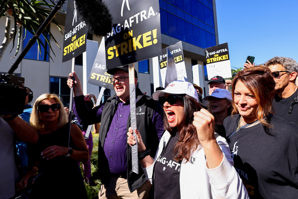 “LA, 치솟은 주거비·물가가 노동자들 파업 부추겨”