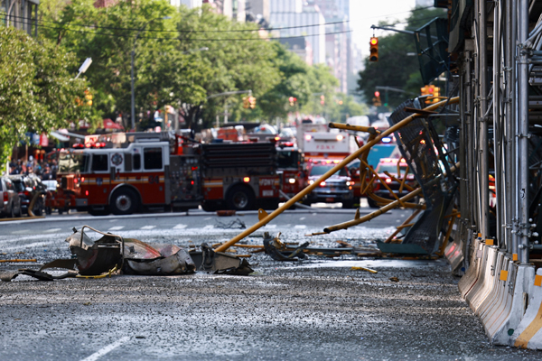 뉴욕 맨해튼서 타워크레인 일부 붕괴…6명 부상·출근길 대혼잡