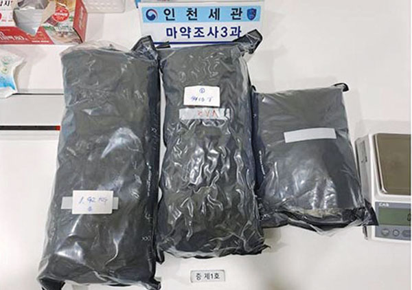 ‘기내 수화물에 마리화나 1만명분 숨겨’ 한인 부부, 한국 마약 대량 밀반입 체포