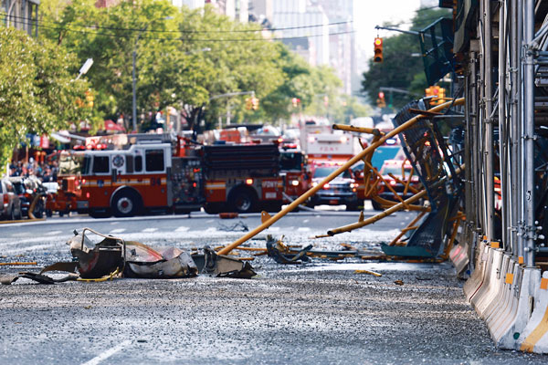 뉴욕 맨해턴서 고공 타워크레인 붕괴… 12명 부상