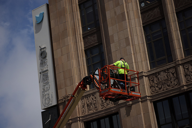 트위터 건물 위에 거대한 ‘X’ 간판…市당국 규정 위반 조사