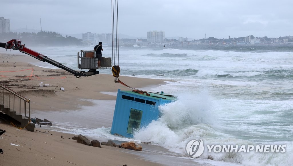 韓 태풍 ‘카눈’ 북상에 위기경보 ‘심각’…해수욕장 5곳 통제