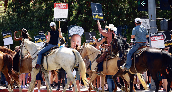 할리웃 파업에 ‘말 탄 시위대’ 등장