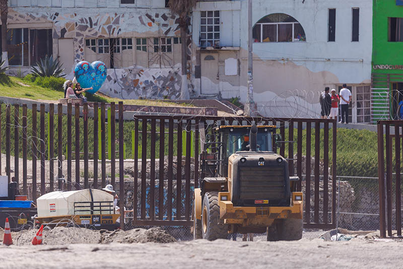 멕시코 도시, 미 국경 장벽에 ‘베를린 장벽 잔해’로 맞서