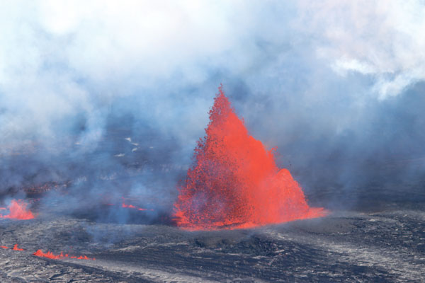 하와이 킬라우에아 화산 또 분화… 용암 분출