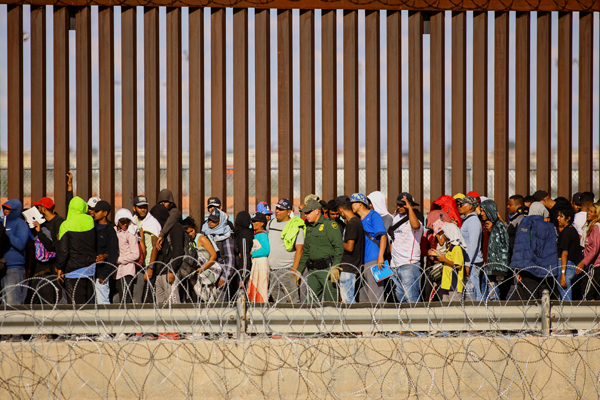 美·멕시코 다시 몰리는 이민자…텍사스 또 ‘이민자재난’ 선포