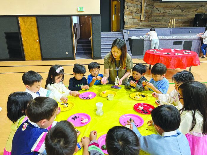 시애틀통합한국학교 풍성한 추석행사...송편과 전 한국 명절 음식과 전통 놀이 등 배워