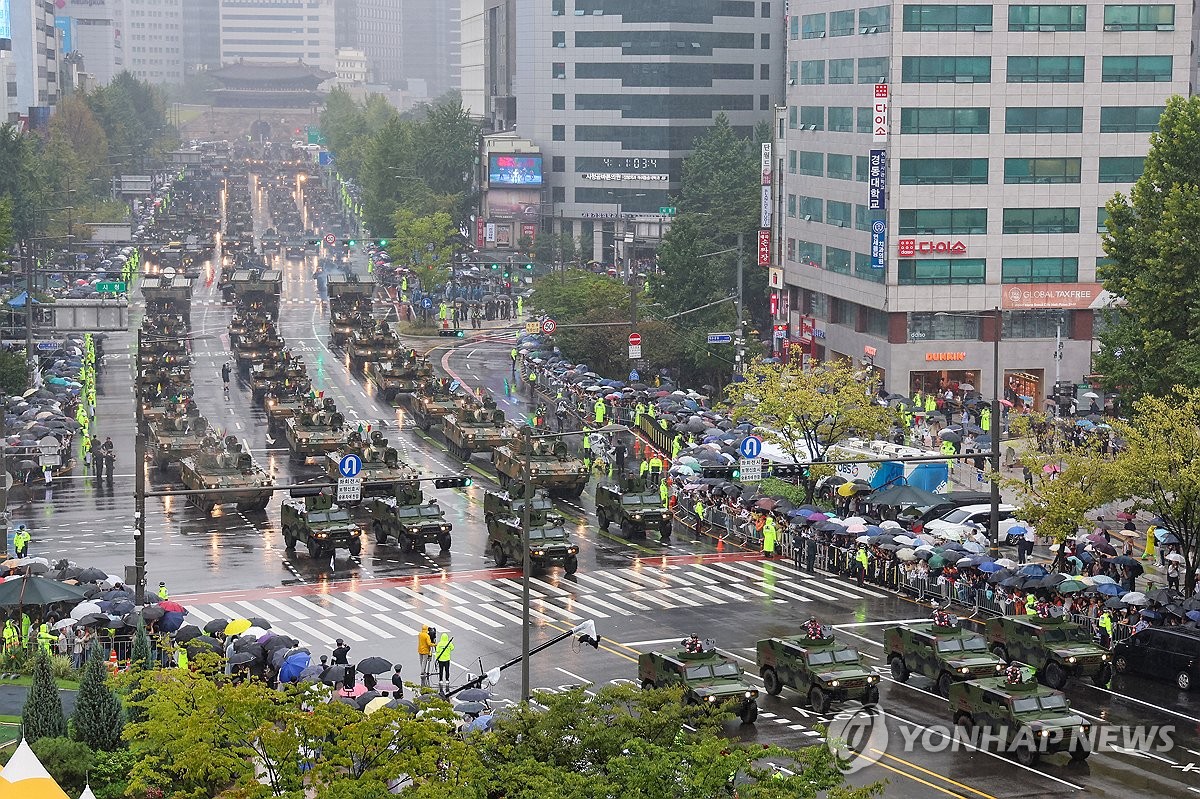 尹, 시민들과 국군의날 빗속 시가행진… “우리 군은 국민의 군”