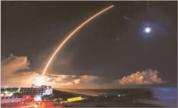 하늘로 치솟는 스페이스X 팰컨9 로켓