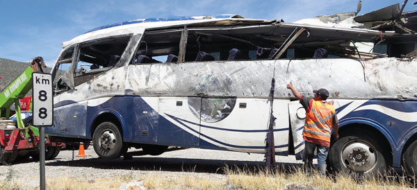 이민자 탄 버스 전복… 최소 17명 사망