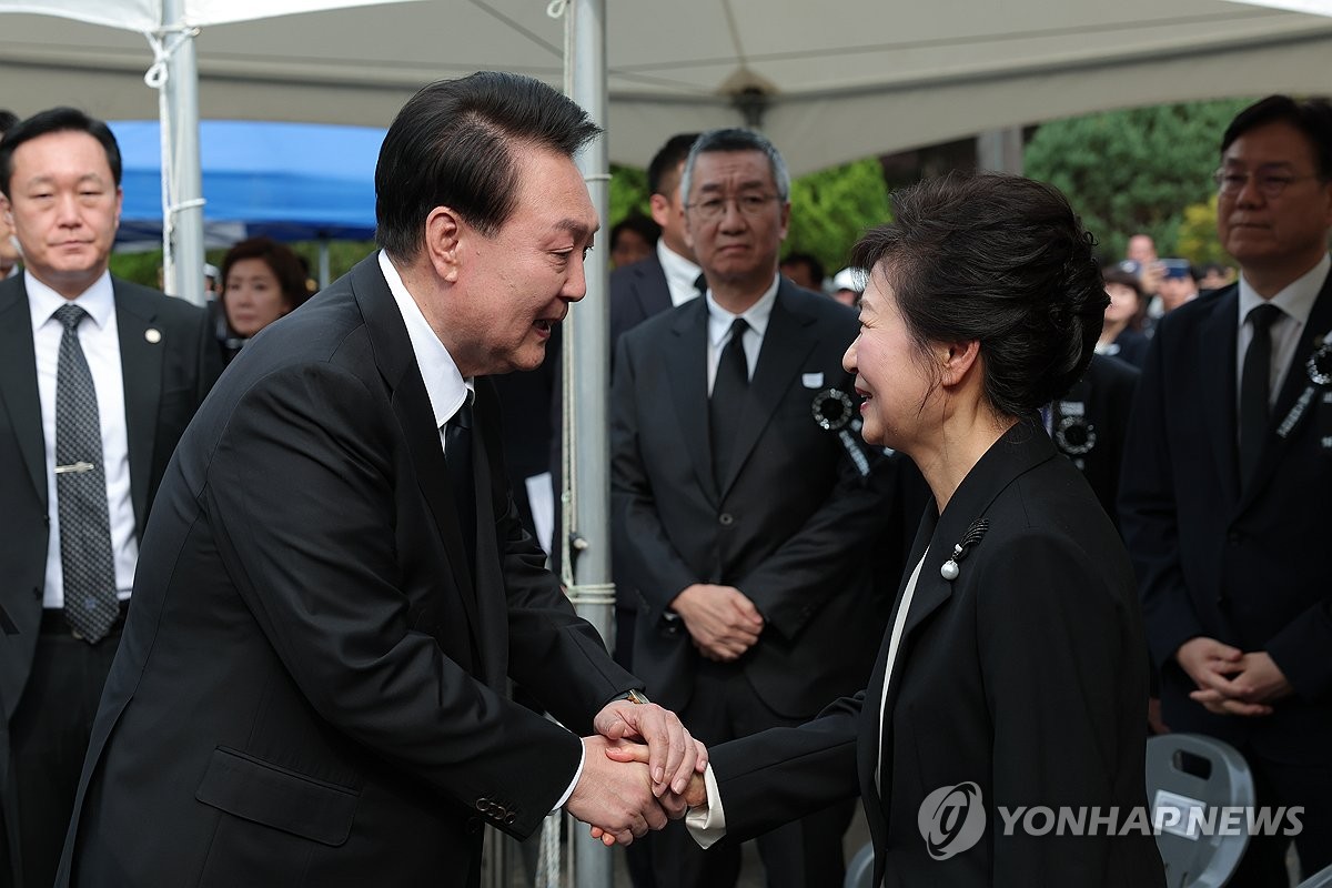 순방 직후 박근혜 만난 尹대통령… ‘위기의 보수’에 결집 시그널 될까