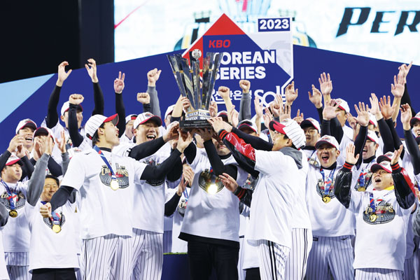 LG, 1패 뒤 4연승… 29년 만에 한국시리즈 우승