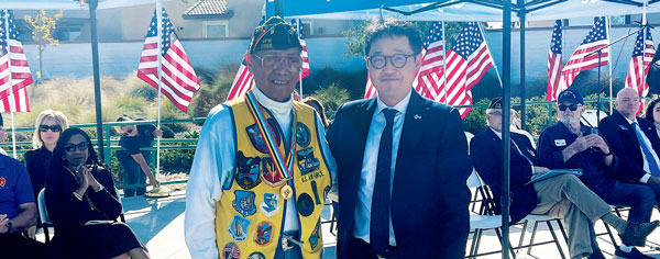 미 한국전 참전용사들에 평화의 사도 메달