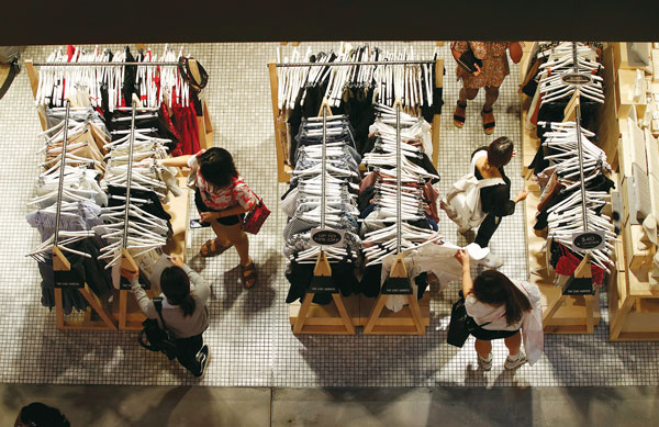 연말 샤핑시즌… 지출 줄이고 할인 품목 찾는 소비자들