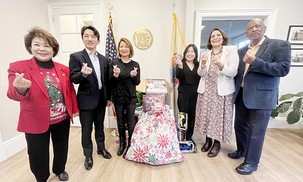 엘렌 박 의원 연말 장난감  기부 행사에 한인들 동참