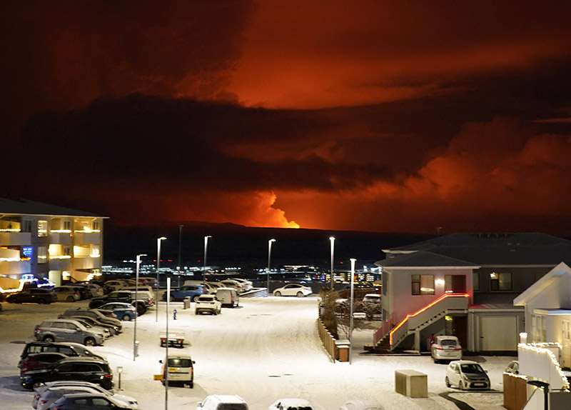 번쩍하더니 용암 줄줄…아이슬란드 화산 폭발