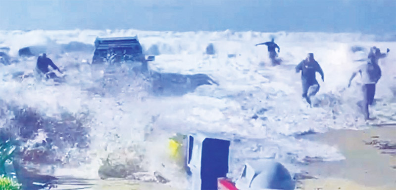 남가주 해안에 집채만한 파도… 8명 휩쓸려 부상