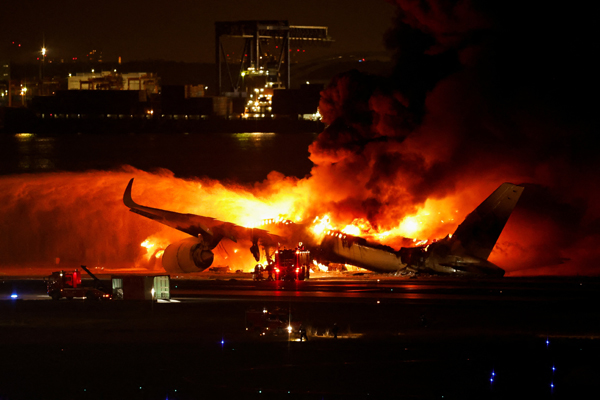 日하네다공항 활주로 항공기 충돌 5명 사망…JAL탑승자 전원 탈출