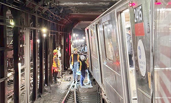 맨하탄서 전철 추돌·탈선 사고…최소 24명 부상
