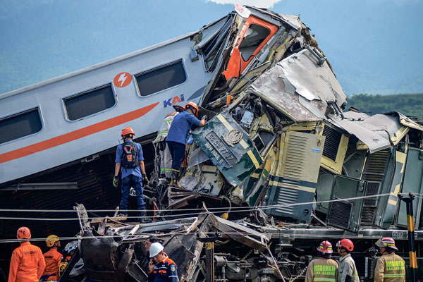 인도네시아 열차 충돌… 3명 사망, 28명 부상