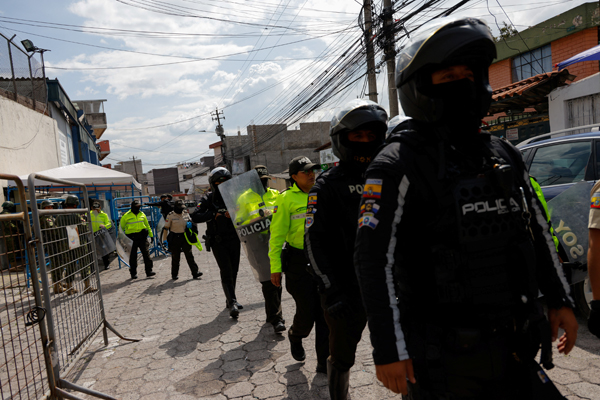갱단에 전쟁 선포한 36세 에콰도르 대통령 “물러서지 않을 것”