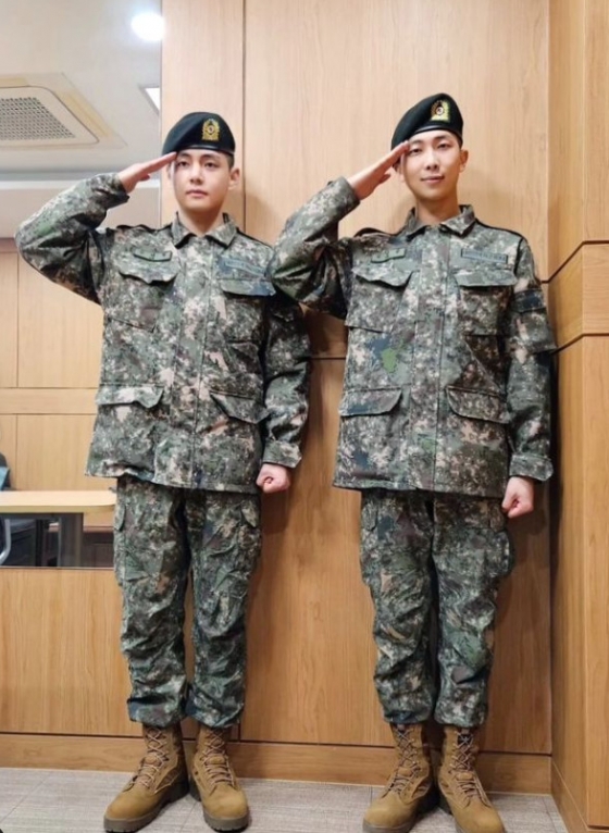 방탄소년단 RM·뷔, 軍 최정예 훈련병 됐다..신병 교육 수료
