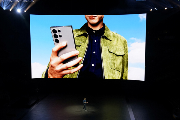 “삼성 AI폰 갤럭시 S24, ‘최대 라이벌’ 애플과 차별화 기회”